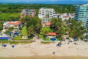 Bright Coastal Apartment With Pool, Balcony & Beach Access Close by