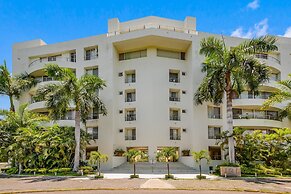 Bright Coastal Apartment With Pool, Balcony & Beach Access Close by
