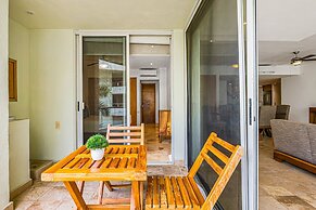 Bright Coastal Apartment With Pool, Balcony & Beach Access Close by