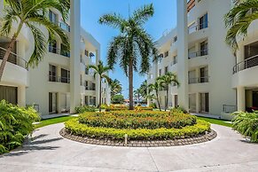 Bright Coastal Apartment With Pool, Balcony & Beach Access Close by