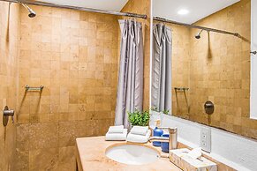 Bright Coastal Apartment With Pool, Balcony & Beach Access Close by