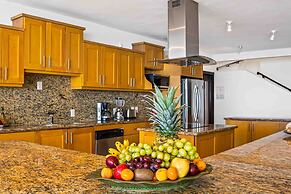 Elegant Multi-level Penthouse With Rooftop Jacuzzi, bay Views, Pool & 