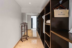 Elegant Multi-level Penthouse With Rooftop Jacuzzi, bay Views, Pool & 