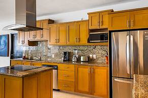 Elegant Multi-level Penthouse With Rooftop Jacuzzi, bay Views, Pool & 