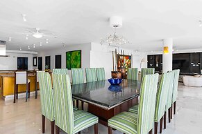 Elegant Multi-level Penthouse With Rooftop Jacuzzi, bay Views, Pool & 