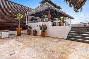 Elegant Multi-level Penthouse With Rooftop Jacuzzi, bay Views, Pool & 