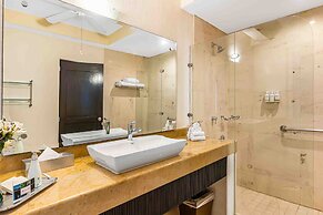 Elegant Multi-level Penthouse With Rooftop Jacuzzi, bay Views, Pool & 
