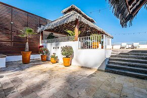 Elegant Multi-level Penthouse With Rooftop Jacuzzi, bay Views, Pool & 