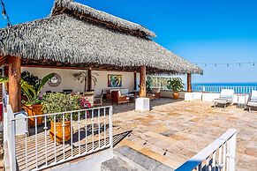 Elegant Multi-level Penthouse With Rooftop Jacuzzi, bay Views, Pool & 