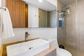 Modern Condo With Infinity Pool, Wifi, Plunge spa & Ocean-view Balcony