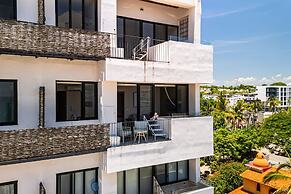 Modern Condo With Infinity Pool, Wifi, Plunge spa & Ocean-view Balcony