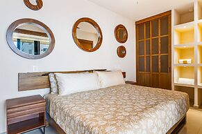 Modern Condo With Infinity Pool, Wifi, Plunge spa & Ocean-view Balcony