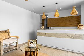 Modern Condo With Infinity Pool, Wifi, Plunge spa & Ocean-view Balcony