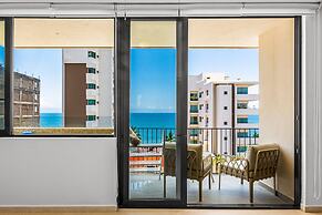 Modern Condo With Infinity Pool, Wifi, Plunge spa & Ocean-view Balcony