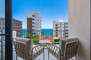 Modern Condo With Infinity Pool, Wifi, Plunge spa & Ocean-view Balcony