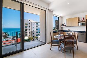 Modern Condo With Infinity Pool, Wifi, Plunge spa & Ocean-view Balcony