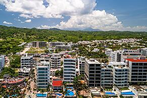 Modern Condo With Infinity Pool, Wifi, Plunge spa & Ocean-view Balcony