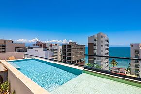 Modern Condo With Infinity Pool, Wifi, Plunge spa & Ocean-view Balcony