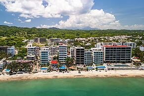 Modern Condo With Infinity Pool, Wifi, Plunge spa & Ocean-view Balcony