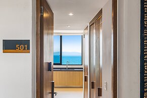 Modern Condo With Infinity Pool, Wifi, Plunge spa & Ocean-view Balcony