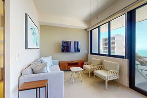 Modern Condo With Infinity Pool, Wifi, Plunge spa & Ocean-view Balcony