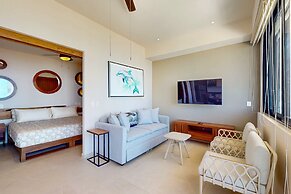 Modern Condo With Infinity Pool, Wifi, Plunge spa & Ocean-view Balcony