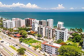 Modern Condo With Infinity Pool, Wifi, Plunge spa & Ocean-view Balcony
