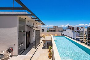 Modern Condo With Infinity Pool, Wifi, Plunge spa & Ocean-view Balcony