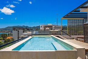 Modern Condo With Infinity Pool, Wifi, Plunge spa & Ocean-view Balcony