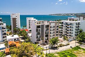 Modern Condo With Infinity Pool, Wifi, Plunge spa & Ocean-view Balcony