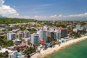 Modern Condo With Infinity Pool, Wifi, Plunge spa & Ocean-view Balcony