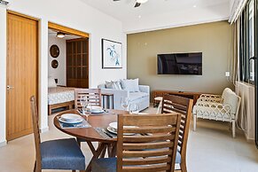 Modern Condo With Infinity Pool, Wifi, Plunge spa & Ocean-view Balcony