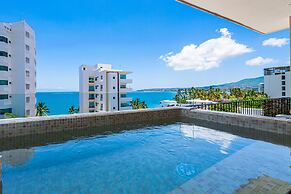 Modern Condo With Infinity Pool, Wifi, Plunge spa & Ocean-view Balcony