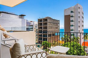 Modern Condo With Infinity Pool, Wifi, Plunge spa & Ocean-view Balcony