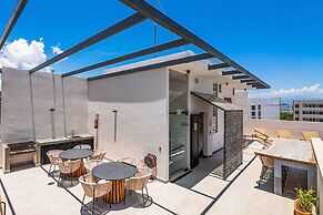 Modern Condo With Infinity Pool, Wifi, Plunge spa & Ocean-view Balcony