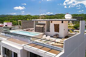 Modern Condo With Infinity Pool, Wifi, Plunge spa & Ocean-view Balcony