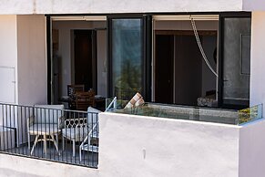 Modern Condo With Infinity Pool, Wifi, Plunge spa & Ocean-view Balcony