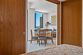 Modern Condo With Infinity Pool, Wifi, Plunge spa & Ocean-view Balcony