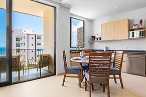Modern Condo With Infinity Pool, Wifi, Plunge spa & Ocean-view Balcony
