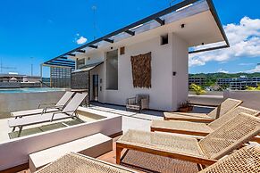 Modern Condo With Infinity Pool, Wifi, Plunge spa & Ocean-view Balcony