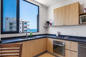 Modern Condo With Infinity Pool, Wifi, Plunge spa & Ocean-view Balcony