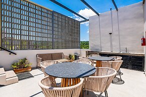 Modern Condo With Infinity Pool, Wifi, Plunge spa & Ocean-view Balcony