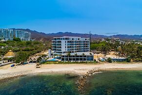 Oceanfront Gem With Bay View Terrace & Direct Sea Access