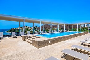 Oceanfront Gem With Bay View Terrace & Direct Sea Access