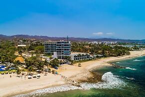 Oceanfront Gem With Bay View Terrace & Direct Sea Access