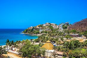 Oceanfront Gem With Bay View Terrace & Direct Sea Access