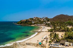 Oceanfront Gem With Bay View Terrace & Direct Sea Access
