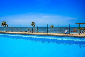 Oceanfront Gem With Bay View Terrace & Direct Sea Access