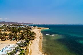 Oceanfront Gem With Bay View Terrace & Direct Sea Access