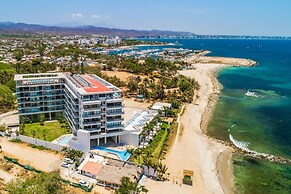 Oceanfront Gem With Bay View Terrace & Direct Sea Access